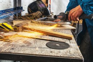 Интелигентни приставки и аксесоари за ъглошлайфи: Бъдещето на безопасната и прецизна работа